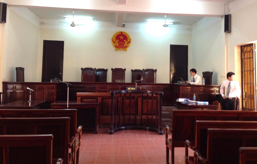 Xét xử nguyên Đại uý CSGT Trạm Suối Tre nổ súng bắn chết cấp trên - 6 Vợ Thiếu tá Trần Ngọc Sơn đến dự phiên tòa xét xử người đã bắn chết chồng mình