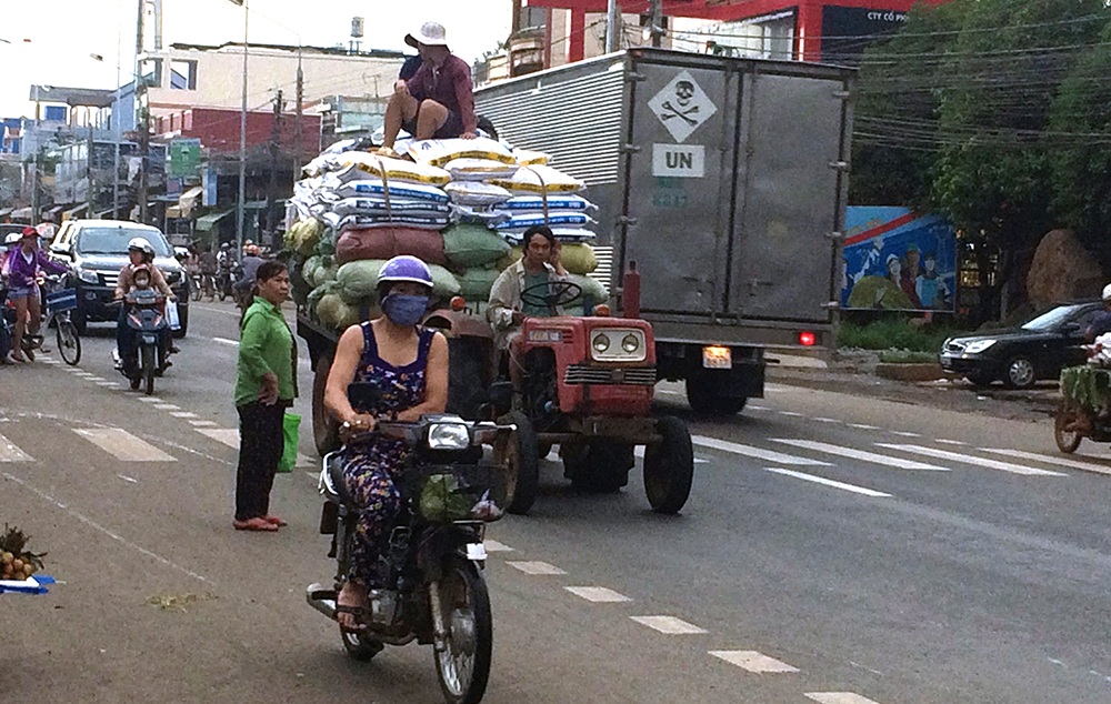 Máy cày tự chế gieo nỗi hãi hùng cho người đi trên quốc lộ - 1 Xe máy cày tự chế chở hàng cồng kềnh và người ngồi vắt vẻo
trên thùng hàng trên quốc lộ 20