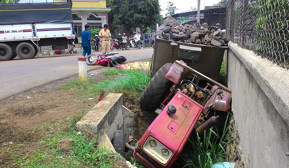 Máy cày tự chế gieo nỗi hãi hùng cho người đi trên quốc lộ - 3 Hiện trường vụ tai nạn ngày 11/5 do xe máy cày tự chế gây ra
làm 1 người chết