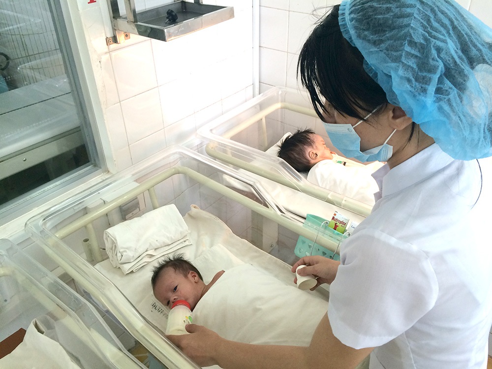 Tìm người thân của hai bé trai bị bỏ rơi - 1 Hai bé trai bị bỏ rơi đang được chăm sóc tại bệnh viện Đa
khoa tỉnh Bình Dương