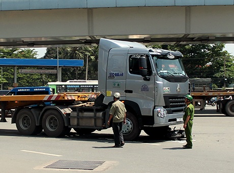 Thiếu nữ la hét thảm thiết dưới bánh xe đầu kéo - 1 Hiện trường vụ tai nạn