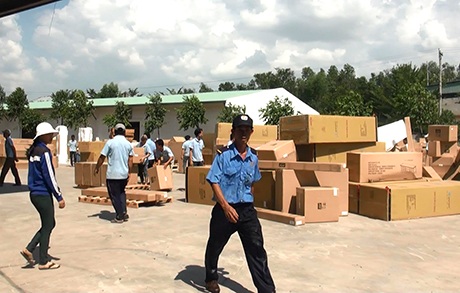 Hàng trăm tấn hàng hóa đã được công nhân di chuyển đến vị trí an toàn