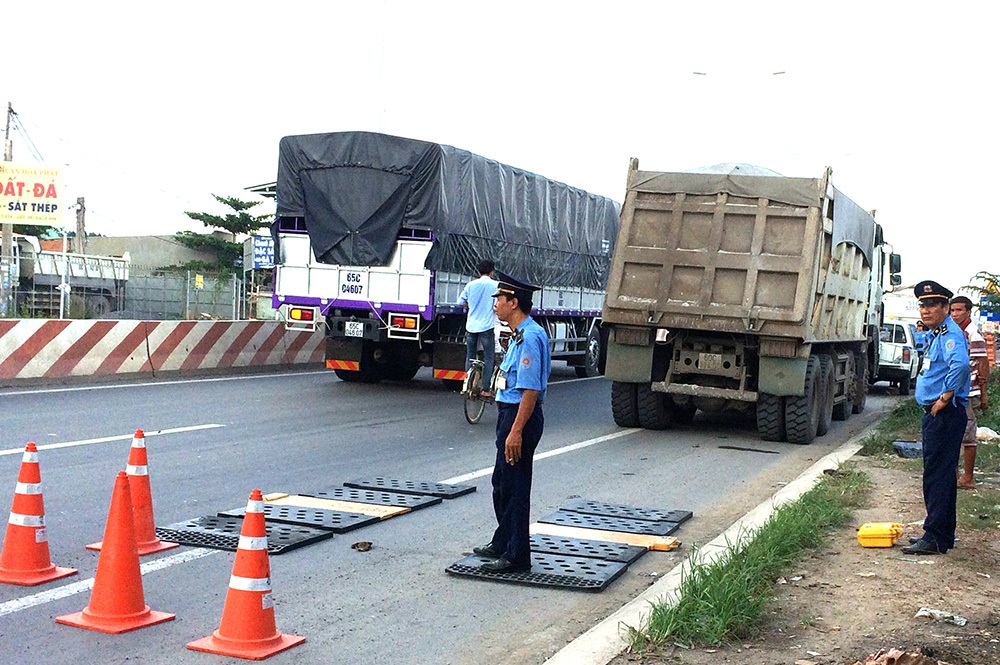 Di dời trạm cân về “điểm nóng” xe quá tải - 1 Kiểm tra tải trọng xe trên đường Võ Nguyên Giáp