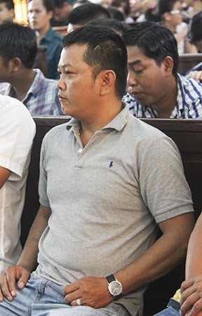 Bị cáo Ngô Văn Vinh và luật sư bào chữa tại phiên tòa bị tạm hoãn vào sáng 21/5