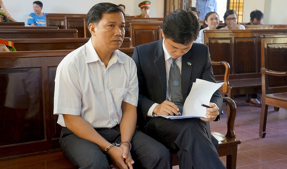 Bị cáo Ngô Văn Vinh và luật sư bào chữa tại phiên tòa bị tạm hoãn vào sáng 21/5