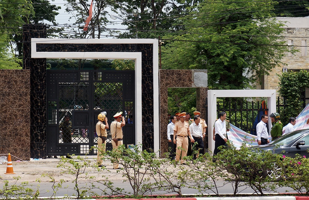 Bộ trưởng Bộ Công an chỉ đạo điều tra tại hiện trường vụ thảm sát - 8 Người dân dõi theo đoàn xe của Bộ trưởng Bộ Công an