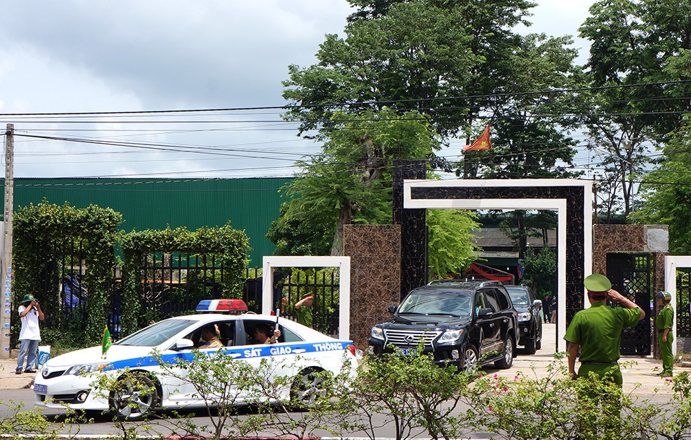 Bộ trưởng Bộ Công an chỉ đạo điều tra tại hiện trường vụ thảm sát - 6 Xe chở Bộ trưởng Bộ Công an rời khỏi hiện trường vụ thảm sát