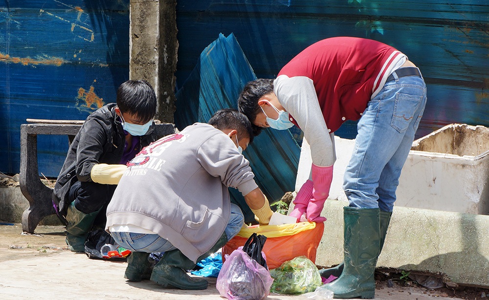 Việc tìm kiếm các dấu vết diễn ra rất tỉ mỉ, kỹ lưỡng