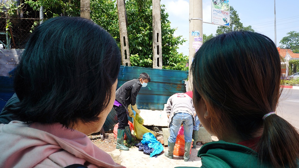 Nhiều người dân dõi theo công tác truy tìm dấu vết sát thủ