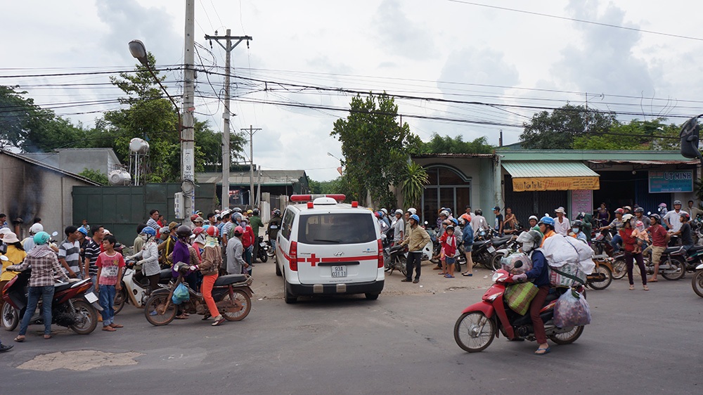 Xe cứu thương chạy vào hiện trường vụ thảm sát từ cổng sau để đưa 6 nạn nhân ra ngoài.