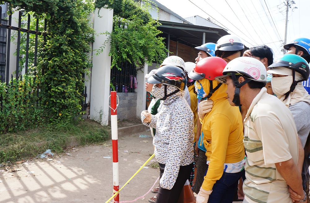 Người dân tụ tập từ sáng đến chiều trước hiện trường vụ thảm sát để nghe ngóng thông tin