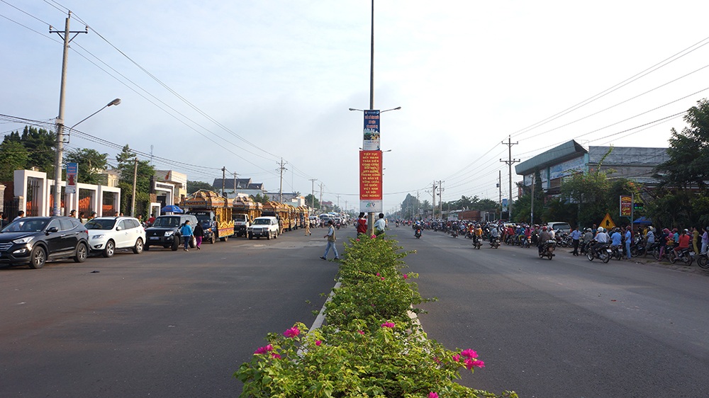 Đoàn xe tang chuẩn bị lên đường đưa 6 nạn nhân vụ thảm sát đi án táng