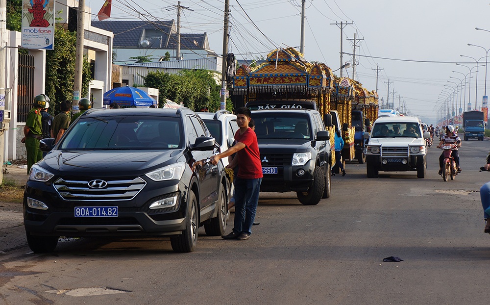 Đoàn xe tang chuẩn bị lên đường đưa 6 nạn nhân vụ thảm sát đi án táng