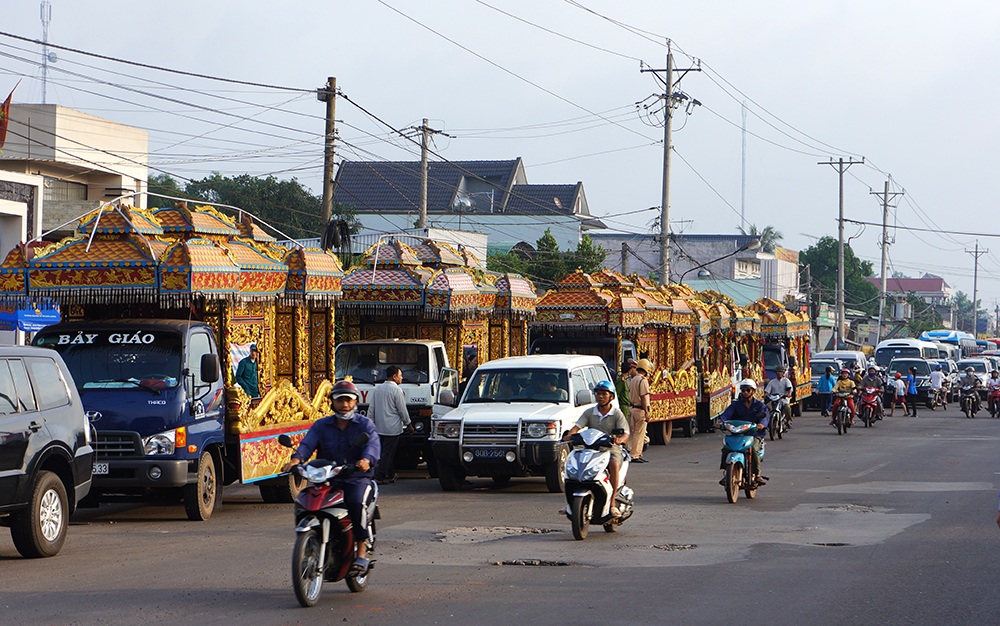 Đoàn xe tang đưa gia đình ông Mỹ đi an táng tại Hoa viên nghĩa trang Bình Dương