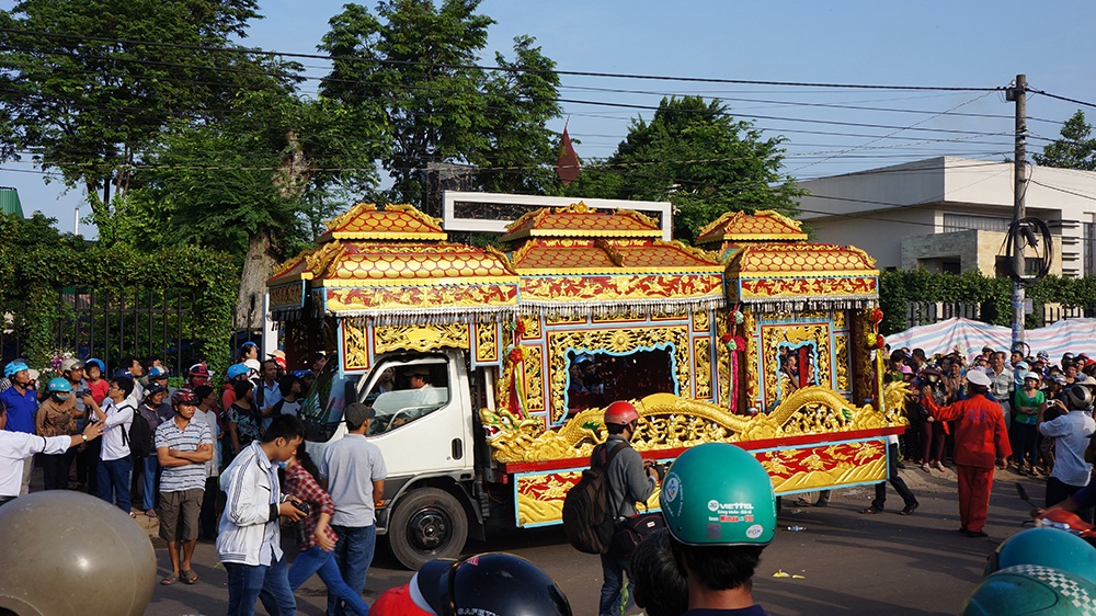 Dòng người đông nghịt tập trung đưa tiễn gia đình chết thảm