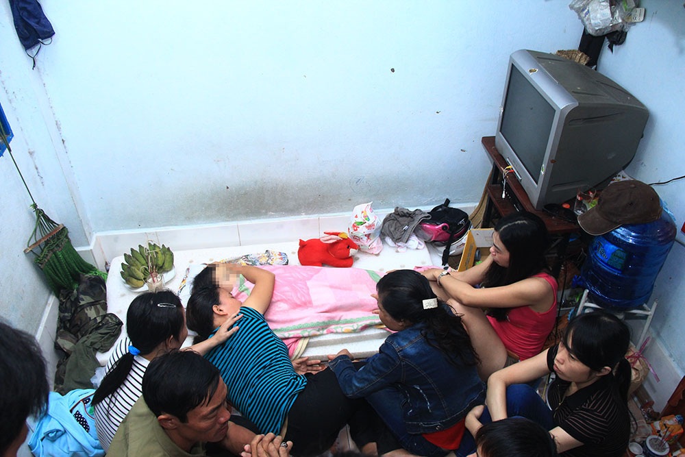 Mẹ nạn nhân ngất lịm bên thi thể con gái 