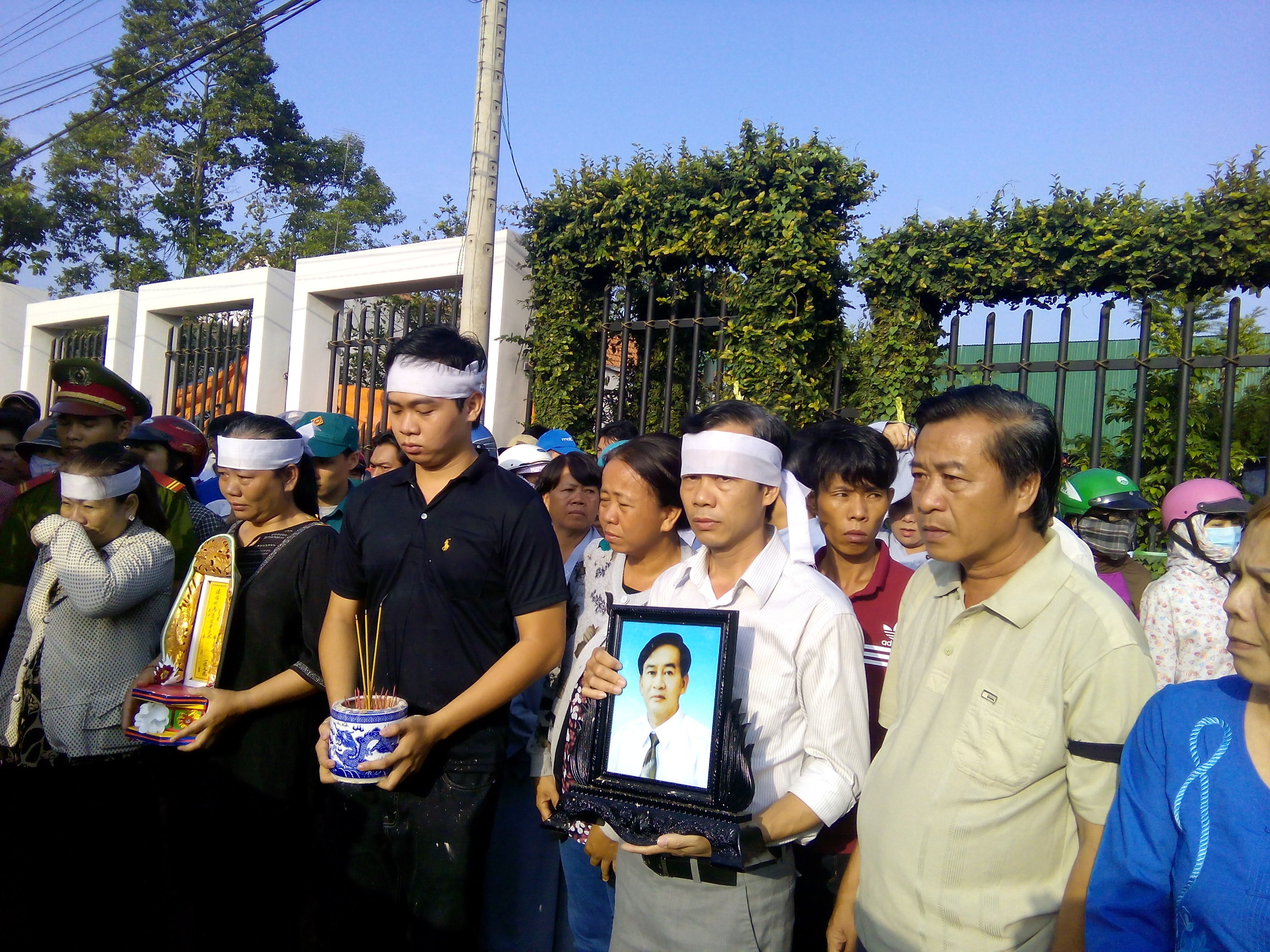 Hàng ngàn người tiễn biệt 6 nạn nhân bị thảm sát tại Bình Phước - 6 Dòng người đông nghịt tập trung đưa tiễn gia đình chết thảm
