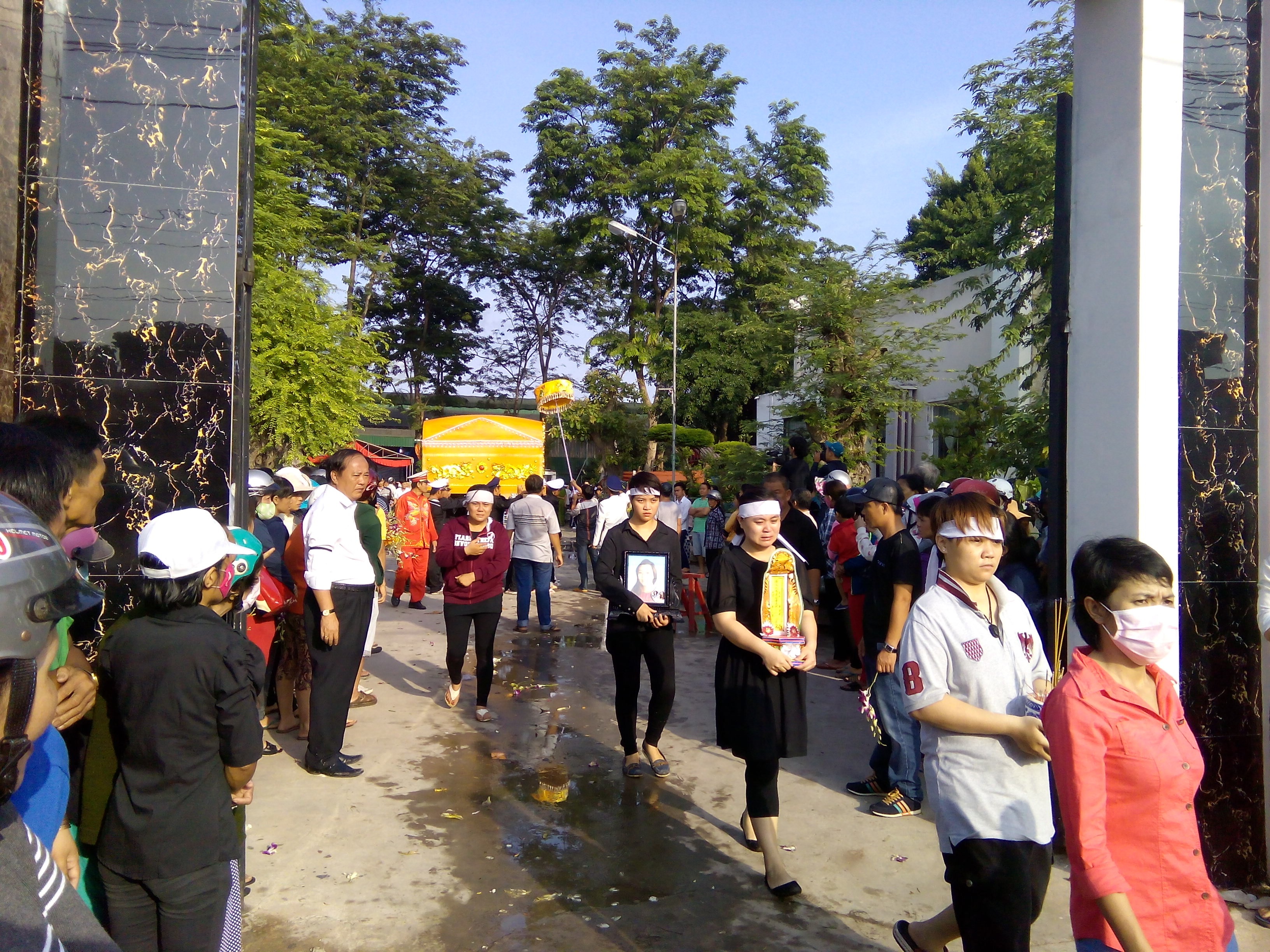 Hàng ngàn người tiễn biệt 6 nạn nhân bị thảm sát tại Bình Phước - 8 Dòng người đông nghịt tập trung đưa tiễn gia đình chết thảm