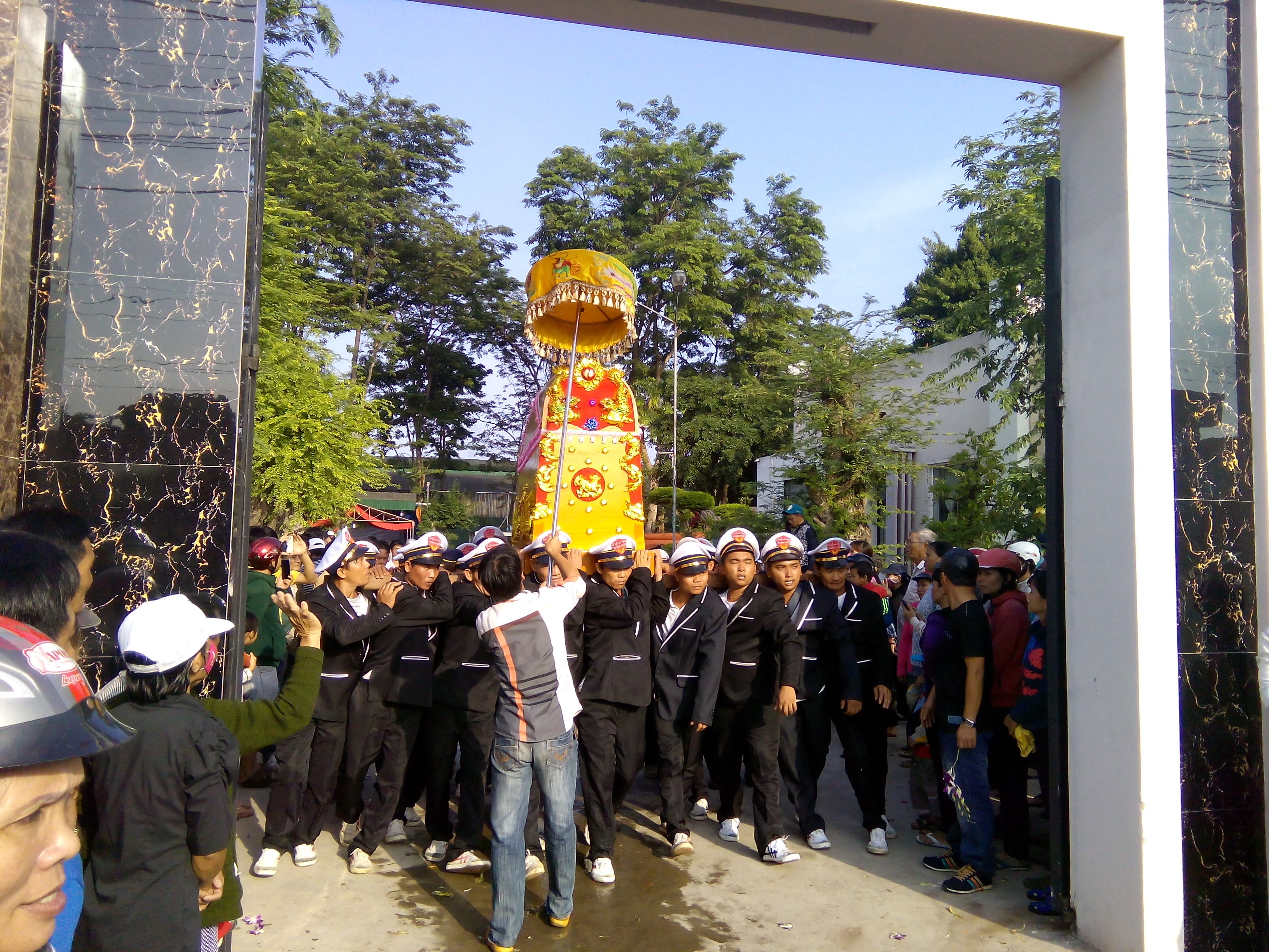 Hàng ngàn người tiễn biệt 6 nạn nhân bị thảm sát tại Bình Phước - 4 Dòng người đông nghịt tập trung đưa tiễn gia đình chết thảm