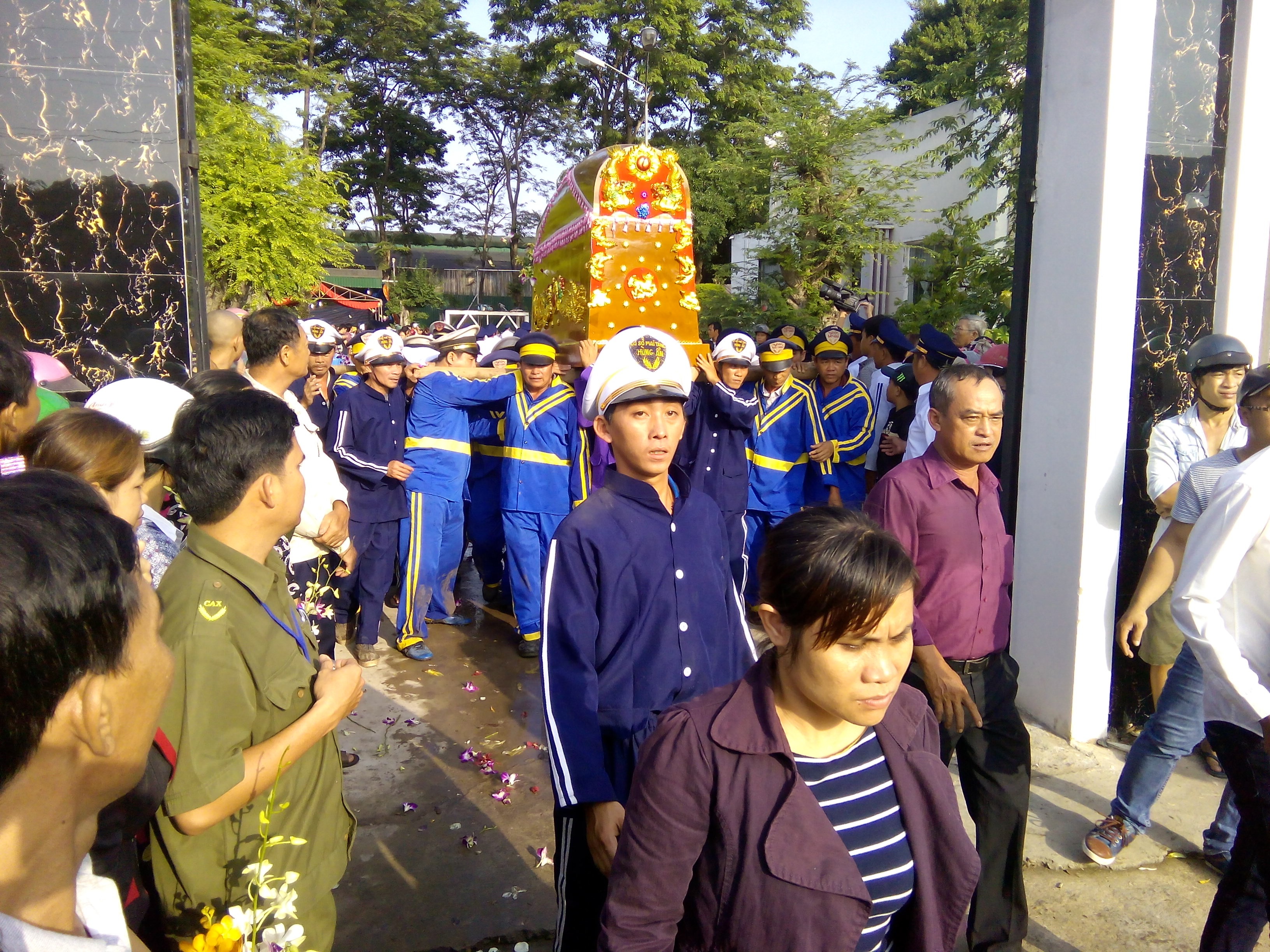 Hàng ngàn người tiễn biệt 6 nạn nhân bị thảm sát tại Bình Phước - 5 Dòng người đông nghịt tập trung đưa tiễn gia đình chết thảm