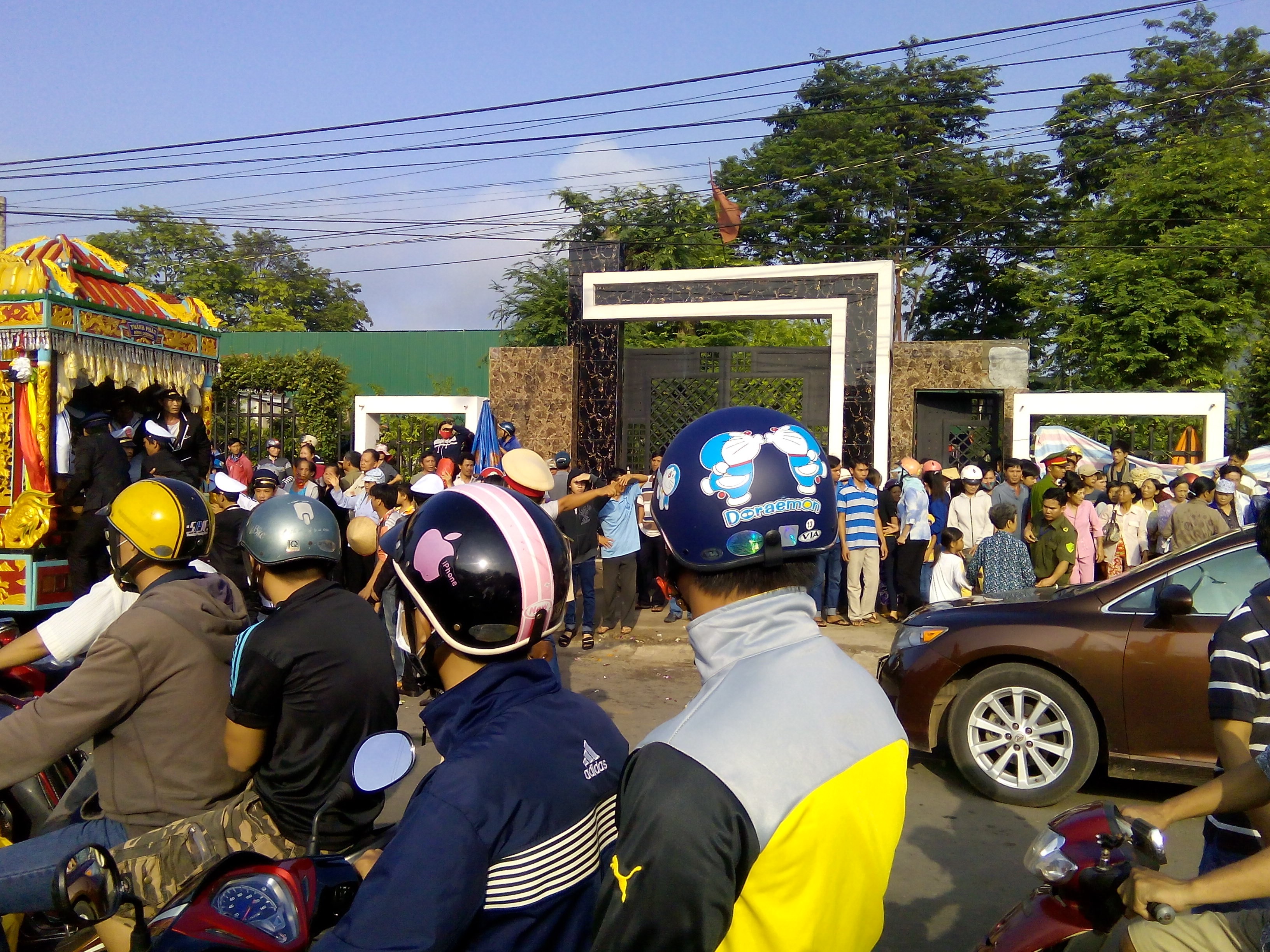 Hàng ngàn người tiễn biệt 6 nạn nhân bị thảm sát tại Bình Phước - 12 Đoàn xe tang chuẩn bị lên đường đưa 6 nạn nhân vụ thảm sát đi án táng