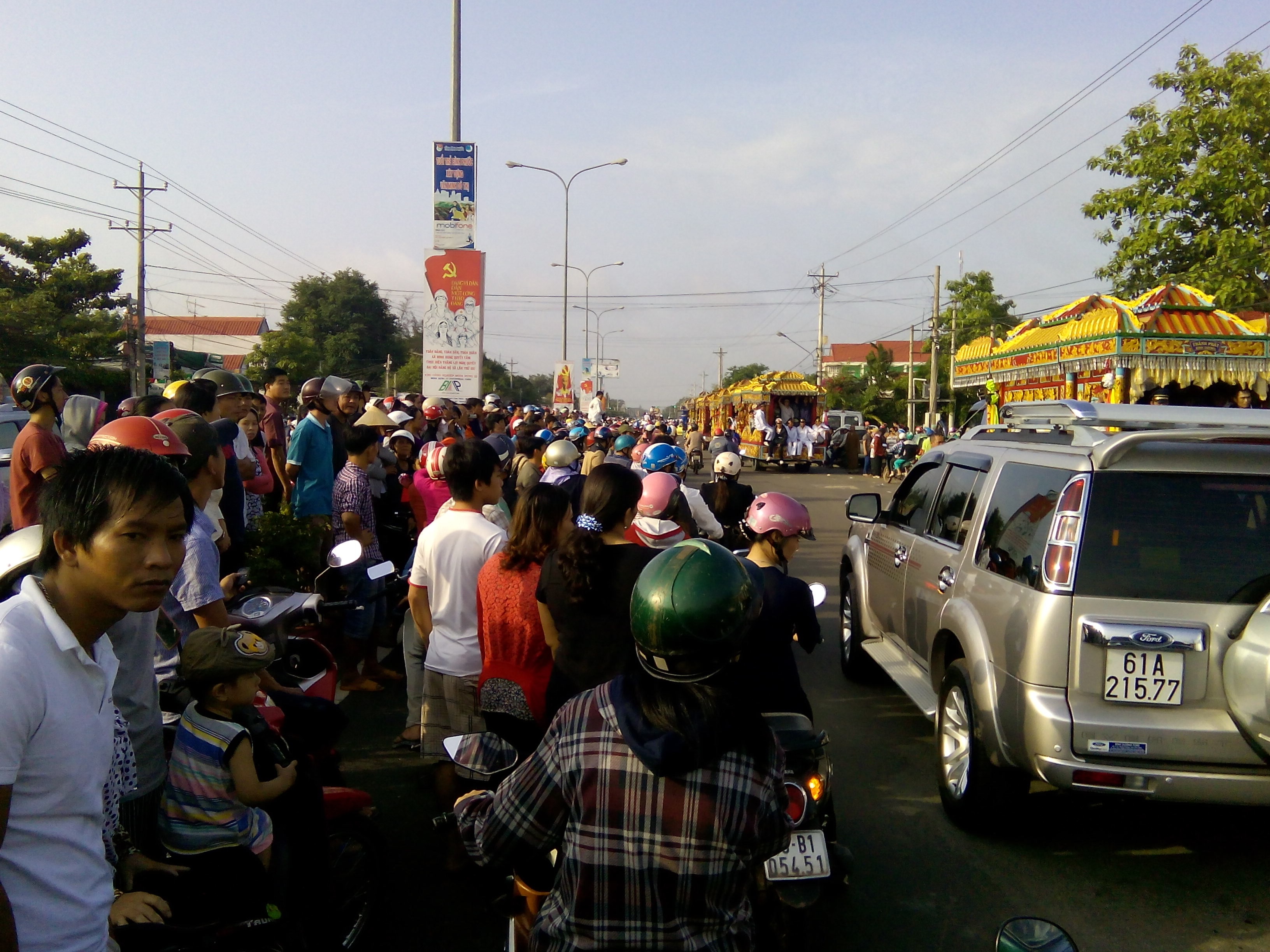 Hàng ngàn người tiễn biệt 6 nạn nhân bị thảm sát tại Bình Phước - 11 Đoàn xe tang chuẩn bị lên đường đưa 6 nạn nhân vụ thảm sát đi án táng