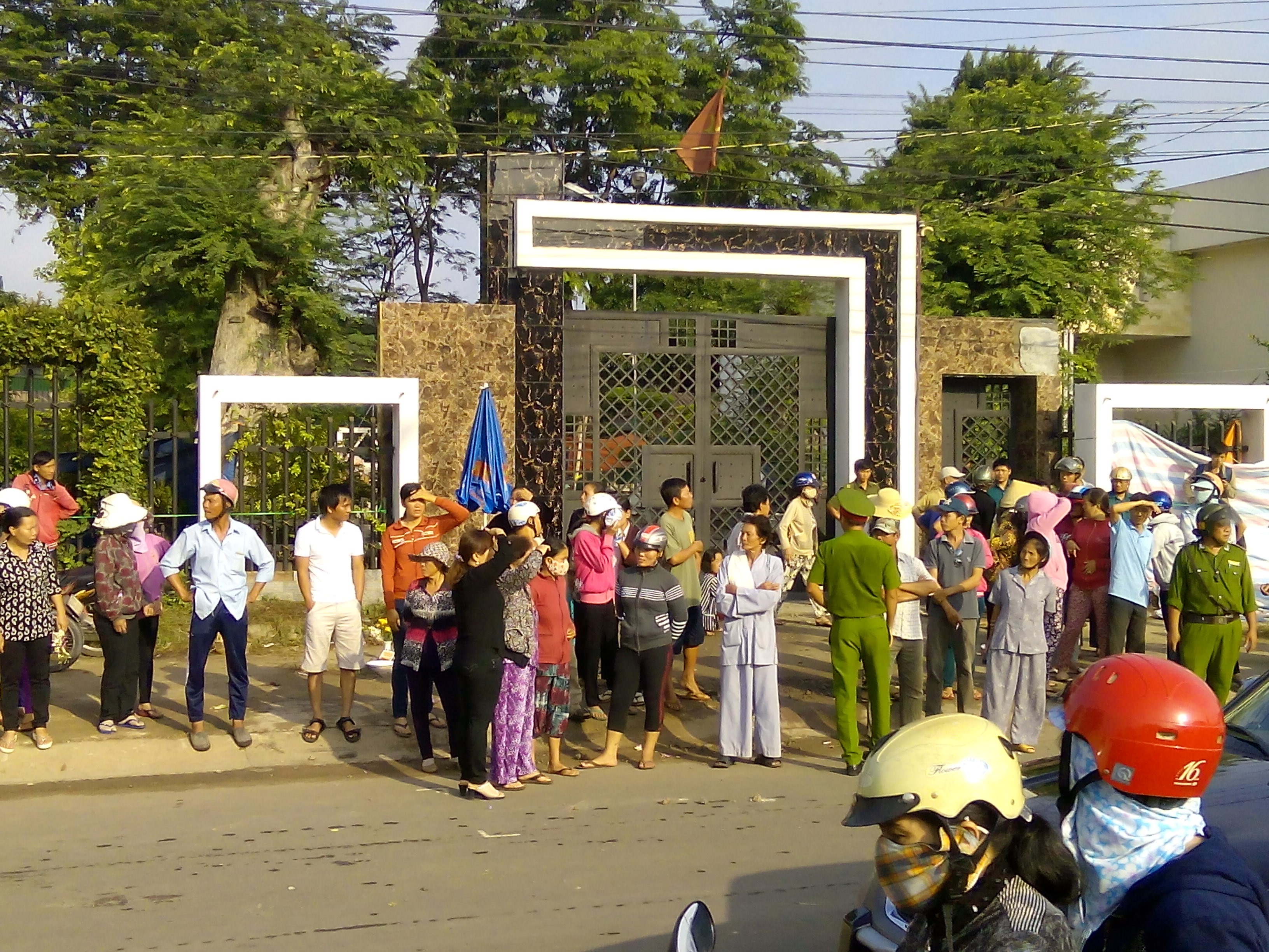 Hàng ngàn người tiễn biệt 6 nạn nhân bị thảm sát tại Bình Phước - 10 Đoàn xe tang chuẩn bị lên đường đưa 6 nạn nhân vụ thảm sát đi án táng