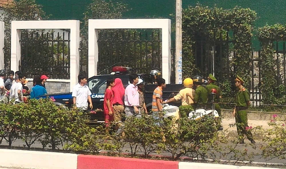 Thảm sát kinh hoàng 6 người trong 1 gia đình - 5 Cảnh sát bảo vệ hiện trường vụ án mạng kinh hoàng