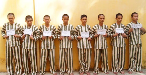 Băng cướp tài sản các cặp tình nhân bị tạm giữ tại cơ quan
công an TP. Thủ Dầu Một