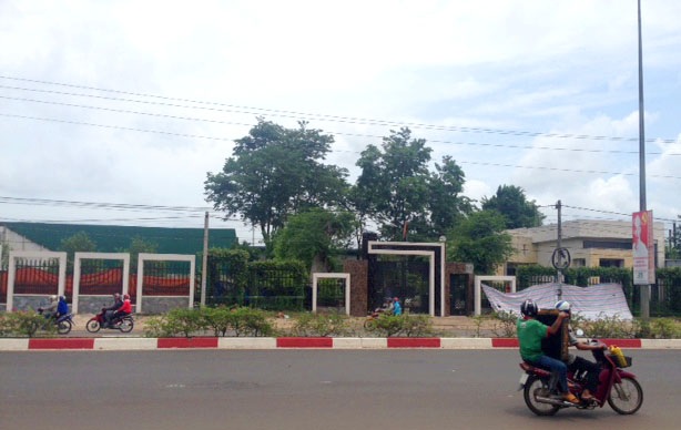 Trưa 12/7, không còn cảnh hàng trăm người vây quanh ngôi biệt thự.