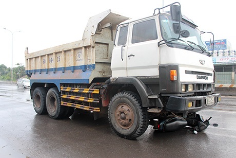 Xe chở 20 hành khách đâm nát xe máy, 2 người tử vong