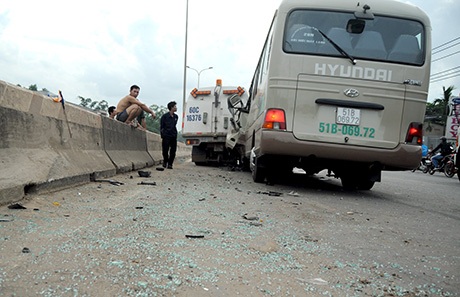Xe khách tông xe hút bụi, hàng chục hành khách hoảng loạn - 1 Hiện trường vụ tai nạn giữa xe khách và xe hút bụi