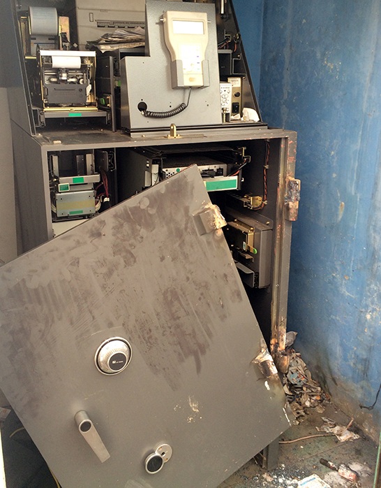 Két sắt trong trụ ATM bị các đối tượng phá