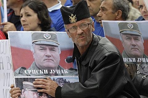 Serbia dẫn độ tướng Mladic sang La Hay - 1