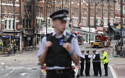 Thủ tướng Anh thông báo biện pháp trấn áp mới, tình hình tạm lắng dịu - 1 Thủ tướng Anh thông báo biện pháp trấn áp mới, tình hình tạm lắng dịu - 1