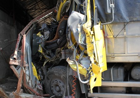 Chiếc xe tải nát bét đầu sau khi lao vào nhà dân