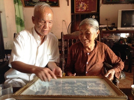 Bác Hồ chụp ảnh lưu niệm cùng đơn vị của ông Hát ở 