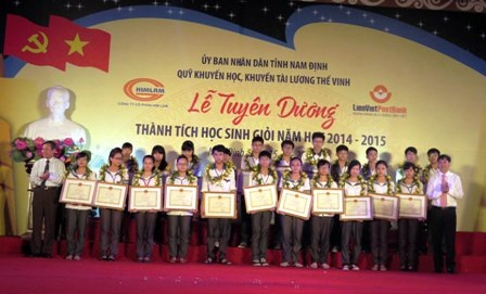 Nam Định tuyên dương học sinh đạt thành tích cao năm học 2014-2015 - 1 Nam Định tuyên dương học sinh đạt thành tích cao năm học 2014-2015