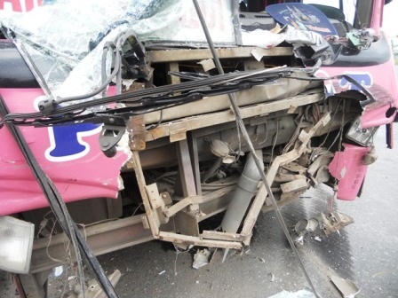 Chiếc xe khách gần như bị nát bét phần đầu