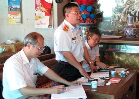 Hiện nay, các tấm bia đang che phủ kín bằng vải đỏ khổ rộng