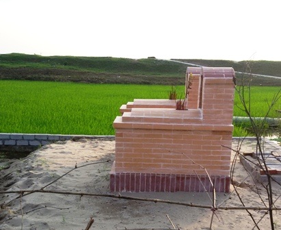 Hà Nam: Cám cảnh người dân khốn đốn mang người chết đi chôn "nhờ" - 1 Nhiều gia đình khi cải cát cho người thân phải rất vất vả tìm địa điểm chôn cất.