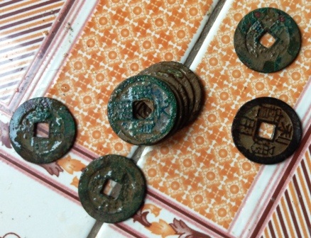 Các đồng tiền có hình tròn, lỗ vuông, đường kính 2,4 cm, dày 0,1 cm, mặt tiền có chữ Hán