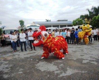 Cả làng góp tiền thuê xe cho thí sinh đi Hà Nội dự thi - 2 Buổi lễ tiễn các thí sinh lên đường dự thi tại làng Hành Thiện, xã Xuân Hồng