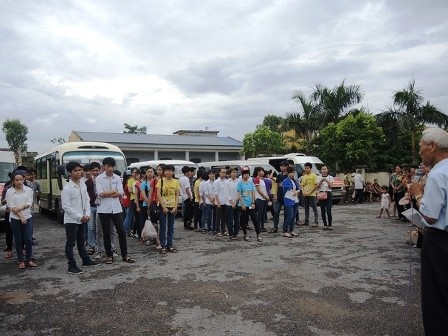 Cả làng góp tiền thuê xe cho thí sinh đi Hà Nội dự thi - 1 Buổi lễ tiễn các thí sinh lên đường dự thi tại làng Hành Thiện, xã Xuân Hồng