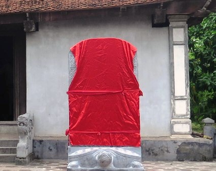 Hiện nay, các tấm bia đang che phủ kín bằng vải đỏ khổ rộng