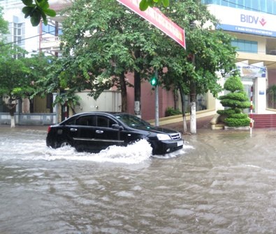 Đến 17h chiều, mưa ngớt, lượng nước ngập cũng phần nào được giải phóng.