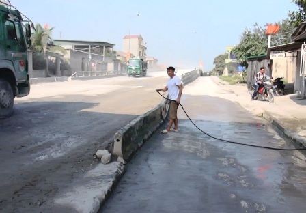 Kinh hoàng “thiên đường… bụi”! - 5 Mỗi ngày, để tránh bụi nhiều người dân không biết phải tưới nước bao nhiêu lần ra đường ĐT 494