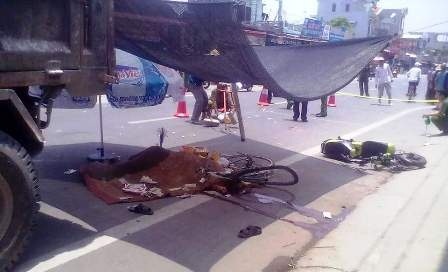 Va chạm với xe tải, một học sinh tử vong - 1 Hiện trường vụ tai nạn