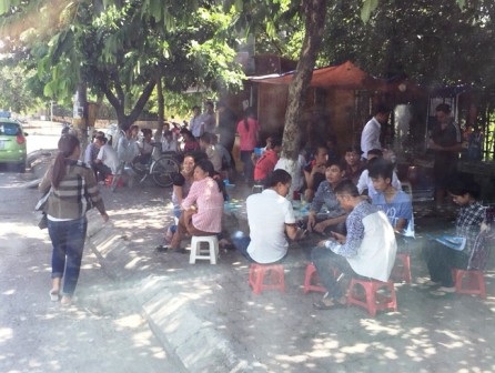 Đề Hóa có tính phân loại cao, thí sinh khó lấy 10 điểm - 12 Nắng nóng oi bức, thí sinh uể oải rời phòng thi