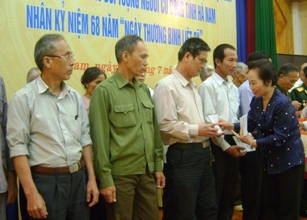 Phó Chủ tịch nước tặng quà cho  đối tượng người có công trên địa bàn tỉnh Hà Nam